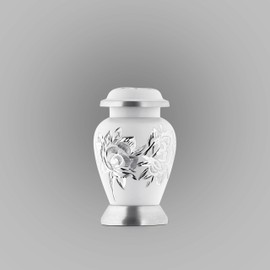 Urna pequeña grabada con rosas blancas mate para cenizas – 3 pulgadas de altura y puede acomodar solo 3 pulgadas cúbicas – con hermosa tapa y base