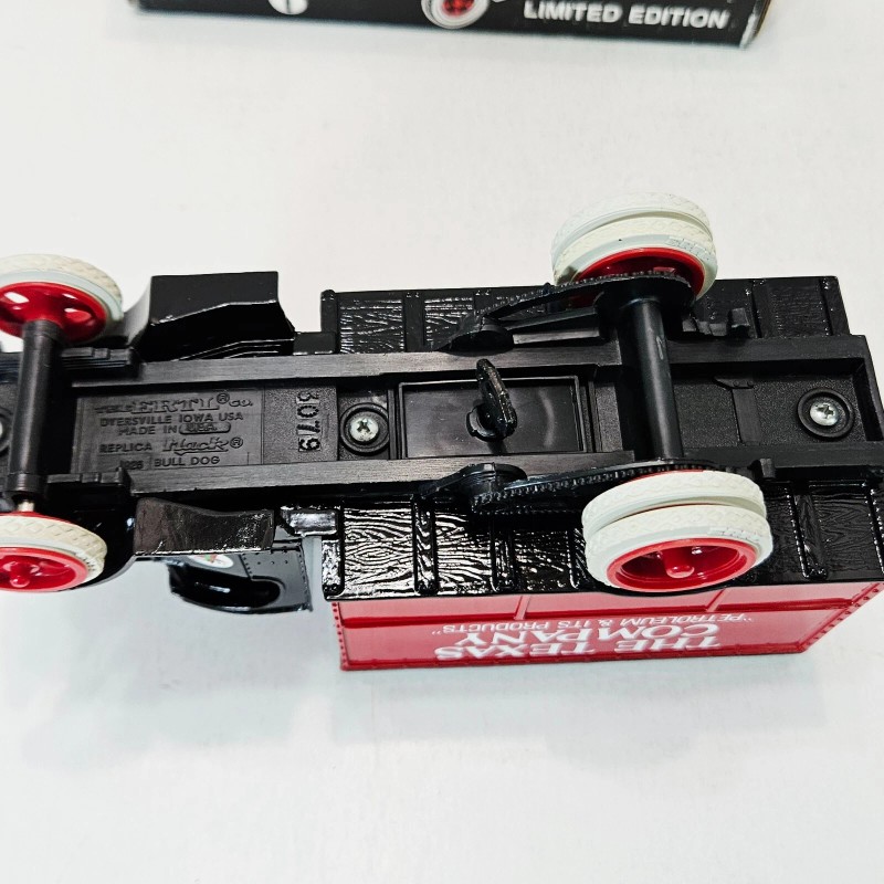 Ertl Mack Bulldog Lubricant Truck 1925 Texaco Die Cast Metal