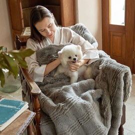 Amélie Home Luxury Faux Fur Throw Blanket, 630GMS Ultra Thick Fuzzy Plush with Reversible Soft Fleece Blanket, Decorative Cozy Throw for Couch Sofa Chair Bed, 50'' X 60'', Grey