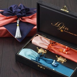 (H.jin) Hyunjin Classic Hundred Longevity and Hundred Blessings Gold Titanium Spoon + Wrapping Cloth Set / (H.jin)현진 고전 백수백복 골드티타늄수저+보자기세트