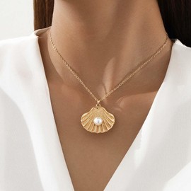 Erimberate Bohemian Pearl Shell Choker Necklace Large Pearl Scallop Pendant Necklace Gold Metal Clam Shell Necklaces Minimalist Seashell Chain Necklaces Jewelry for Women