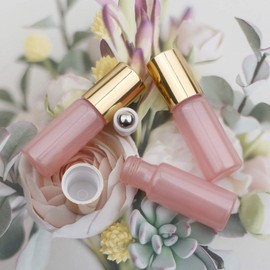 Kesell - Botellas enrollables de vidrio, paquete de 15 botellas de aceite esencial de 5 ml, color rosa perla con bola de rodillo de acero inoxidable y tapa dorada y abridor