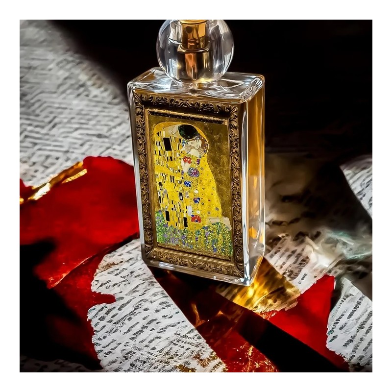 Expressing Gustav Klimt’s work ‘The Kiss’ through scent. / 구스타프