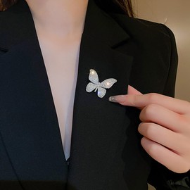 Fashion Butterfly Rhinestone Brooch Pin for Women Golden Silvery Clear Crystal Cluster Cartoon Animal CZ Brooches Lapel Pins Badge Dress Accessories Unisex Delicate Holiday Christmas Chic Jewelry Gift (Silvery)