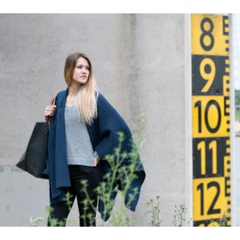 KNIT FACTORY - Jazz Poncho - Elegant Knitted Women's Cape - Wrap Scarf with Wool - High Quality - Jeans