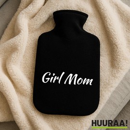 Huuraa Wärmflasche Girl Mom Schriftzug Geschenk 1,8 Liter Black Classic Veloursbezug Girl Mom Präsent