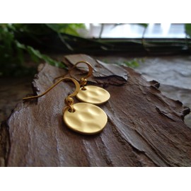 ◦ ● Matte golden small hammered plates, elegant earrings with small discs in matt gold