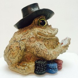 Homestyles Toad Hollow #95961 Figurine Poker Gambler with Playing Cards and Gambling Chips Character Garden Statue Toad Small Figure Natural Brown