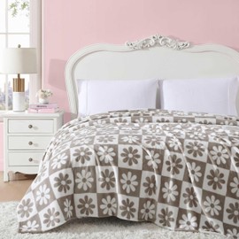 Betsey Johnson - Blanket, Ultra-Soft Plush Bedding, Warm & Cozy, Oversized Room Essentials, Ideal Valentine's Day Gifts (Daisy Check Brown, Full/Queen)