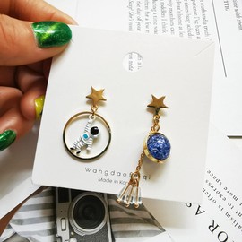 Creative Cartoon Astronaut Stud Earrings Asymmetric Spaceman Star Moon Drop Earrings Cute Blue White 3D Astronaut Planet Charm Jewelry for Women (Blue1)