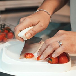 totchop Sharp Rocker Knife for Adults – Chef-Grade Kitchen Knife for Parents and Kids 12+ with Non-Slip Cutting Board, Dishwasher Safe, One-Handed Meal Prep, Microplastic-Free Insert (Coconut Cream)