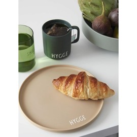 Design Letters Kaffeebecher mit Henkel | Ideal als Geburtstagsgeschenk für Frauen & Männer, Lieblingsmensch Geschenk, Personalisierte Geschenke | Dänisches Design Porzellan Tasse | Kaffeetassen, Grün