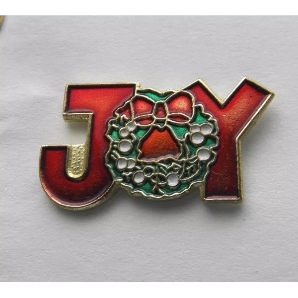 CHRISTMAS WREATH XMAS JOY TO THE WORLD LAPEL PIN BADGE