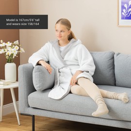 HOMELEVEL Cuddly Fleece Bathrobe for Children - Sherpa Dressing Gown with Pockets Shawl Collar Belt - Reversible Children's Bathrobe for Boys and Girls, White / light grey