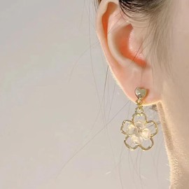 Flower Clip on Earrings for Women Girls Daisy Flower Earrings Floral Petal Non Piercing Ear Cuffs Faux Earring Cuffs Fake Earings Cute Jewelry Gifts