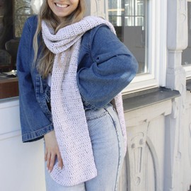 myboshi Häkelset Schal Calma für Anfänger, inkl. Garn, Häkelnadel, Wollnadeln, Anleitung und Label, 76% Baumwolle, 22% Baby Alpaka, 2% Merino Hellblau mit Häkelnadel