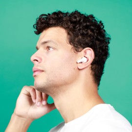 Reflex Active Pro TWS Inear-Kopfhörer mit BT5.2 mit aktiver Geräuschunterdrückung und sicherer Raumtransparenz. Weiße Gummilackierung mit Markenlogo auf der Hülle