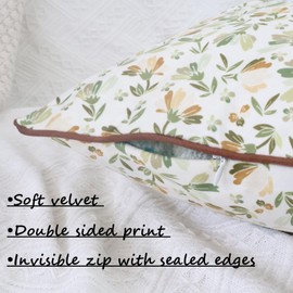 NIULAA Luxury Velvet Cushion Cover, 45 x 45 cm, Green Floral Cushion Covers, Set of 2, Daisies, Decorative Sofa Cushion, Soft Square Decorative Cushion, Aesthetic Cushion, Country House Style Pillow