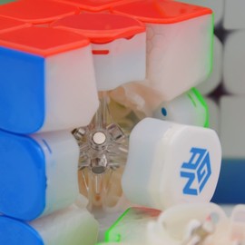 Bukefuno GAN 12 Maglev UV 3 x 3 rompecabezas magnético de velocidad de cubeta mágico GAN12 Maglev UV 3 x 3 cubeta sin pegatinas, cubeta mágico 3 x 3 gans cubos insignia (revestimiento UV brillante e