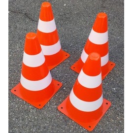 Pylonen Set of 4 – Scale: 1: 2, Colour: Orange/White Height Approx. 23 cm