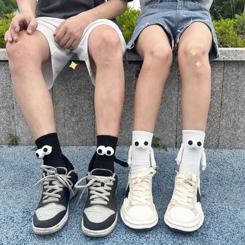 Mivyy Couple Holding Hands Socks, Unisex Novelty Magnetic Suction 3D