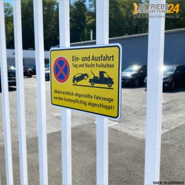 Betriebsausstattung24® Sign Entry and Exit Day and Night Free – Falschparker werden abgeschleppt | W x H 30.0 x 20.0 cm | Aluminium Composite Plate | Yellow
