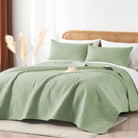Davulos King Quilt Bedding Set,Sage Green Ultrasonic King/Cal King Quilt Set Reversible Microfiber Bedspread,Lightweight Soft Modern Geometric Coverlet Set for All Seasons(1 Quilt,2 Pillow Shams)