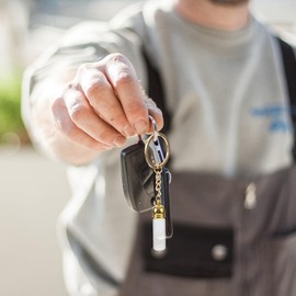 CALLARON Anhänger Flasche aus Glas für Parfüm – Schlüsselanhänger aus transparentem Glas, leere Halskette mit Karabinerverschluss & Tür – Schlüssel, ideal für ätherische Öle und personalisierte Düfte