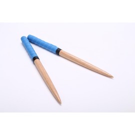 Gekirin Taiko no Tatsujin Personal Drumsticks, Tapered Roll, Blue, Rubber Tree Wooden Bat, With Great Rebound & FlexArcade Game. 0.8-inch (20 mm) diameter, 13.8 inches (350 mm) long. Available in red, black, yellow, purple, sky blue, indigo, and blue.