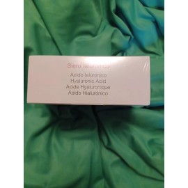 Avyna suero Ialuronico hidrata y brinda un efecto lifting a la piel.