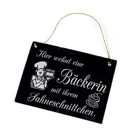 Hier wohnt eine Bäckerin mit Ihrem Sahneschnittchen Sign with German Text Slate Bakery 22 x 16 cm
