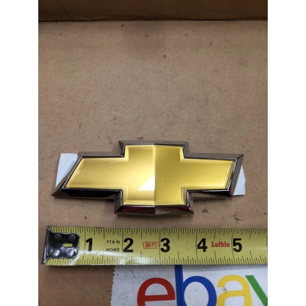 GM 2008-2012 MALIBU FRONT BUMPER GRILLE EMBLEM scratched