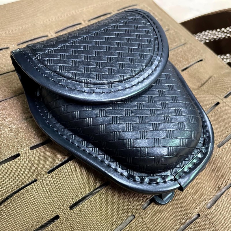 ROCOTACTICAL Hidden Snap Single handcuff case w/360 Degree Rotating Belt