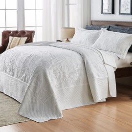 Qucover Alaska King Bedspread 132x 120, Oversized King Bedspread Extra Wide, 3 Piece Soft Microfiber Lightweight Oversized King Quilts Bedding Set, Vintage Persian Pattern, with Pillow Shams, White