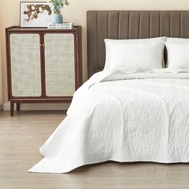 Great Bay Home Oversized Ultrasonic Full/Queen Bed Set Includes Shams, Lightweight Bedding Set for All-Season, Summer Coverlet, Optic White Modern Geometric Bedspread Set