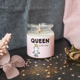 Sheepworld Kerze im Glas mit Motivdruck "Queen" | Duftkerze mit Vanille-Duft, im bedurckten Glas, Höhe 9 cm | Geschenk für Sie, Freundin, Schwester, Kollegin | 48849