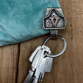 Llavero con Letra de Vaquero, Llavero con Inicial del Oeste (A-Z), Llavero con Etiqueta de Vaca Hecho a Mano, for Bolsillo o cinturón de pantalón.(R)
