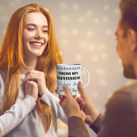 TRIOSK Tasse Vergiss den Valentinstag mit Spruch Ich liebe Dich jeden Tag Geschenk lustig für Sie Ihn Männer Frauen verliebte Paare Blau, Keramik 300ml