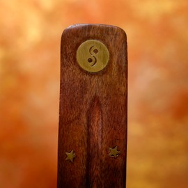 Puckator Sheesham Wood Ashcatcher with Brass Ying Yang Inlay - Zen Meditation Gifts - Incense Holders For Sticks - Spiritual Gifts - Incense Burner - Gifts For Men And Women Ashcatcher Sheesham Wood