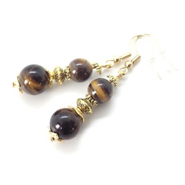 Vergoldete Ohrringe aus Edelstahl mit braunen Tigerauge-Perlen und goldenen Messingperlen