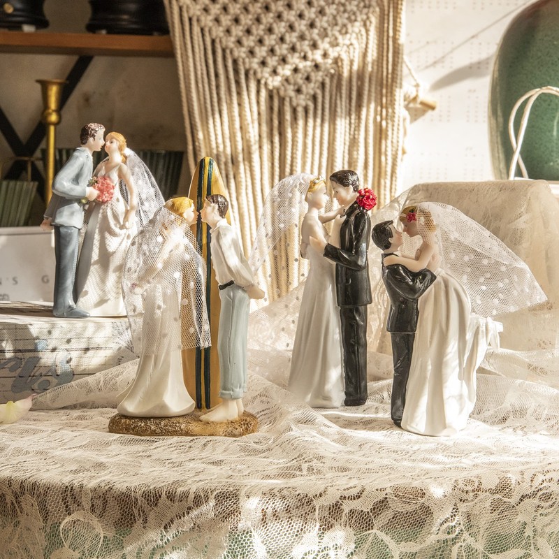 モダンウェディングケーキトッパー 花嫁と花婿 手作りフィギュア 装飾 素朴なケーキトッパー 結婚式や面白いカップル像 デスク装飾 フライングハグ