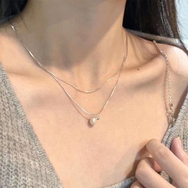 Xmsrn Vintage Layered Pearl Pendant Necklace Silver Ball Pendant Necklace Boho Pearl Necklace Pearl Choker Necklace for Women