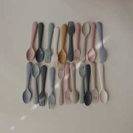 Mushie Set de cubiertos con tenedor y cuchara para niños Juego de cubiertos reutilizable Fabricado en Dinamarca Libre de BPA Equipamiento seguro, de alta calidad y duradero (Sage)