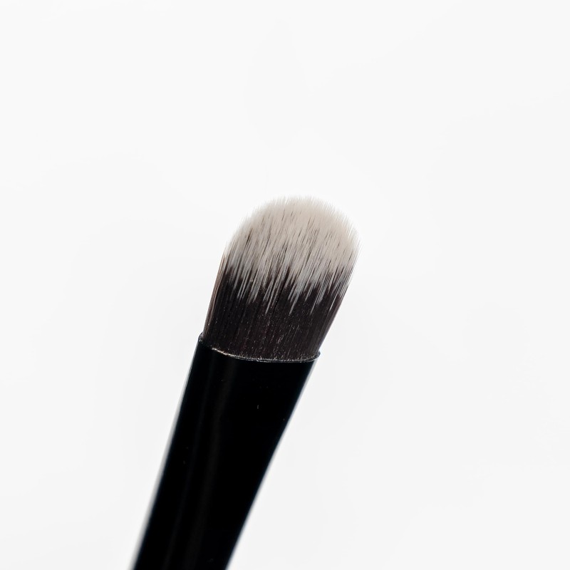 Brushworks No. 18 Flat Eye Brush