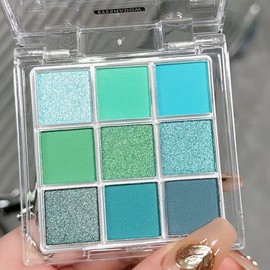MEICOLY Paleta de sombras de ojos verde brillante de 9 colores, sombra de ojos verde para maquillaje navideño, adornos para calcetines navideños,...  