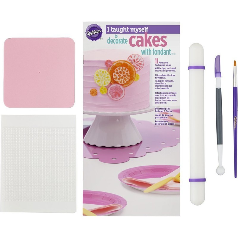 Wilton "I Taught Myself To Decorate Cakes With Fondant" Book
