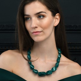 ZAVANA 55 cm Lange Statement-Halskette für Damen, handgefertigte Boho Chunky Halskette für Frauen in Grün, Chunky Kette mit grünen gedrehten Harz-Gliedern, eleganter grüner Bohème-Modeschmuck