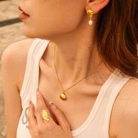 Stocking Stuffers Gifts for Women Boho Shell Starfish Necklace for Women Sea Shell Pendant Necklace Starfish Necklace Beach Necklace Gold Charm Necklace Summer Beach