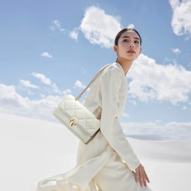 quipuda Women's Shoulder Bag, Crossbody Bag, Soft Leather, with Adjustable Shoulder Strap, with Galvanised Metal Chain, beige