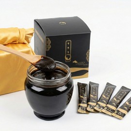 Gyeongokcheong, made by directly grinding red ginseng. Gyeongok Red Ginseng, Poria Cocos, Rehmannia glutinosa. Based on the original formula. Suitable for all ages. Stick Gyeongok, additive-free, carefully crafted by a pharmacist. 1 pack, 600g / 경옥청 홍삼으로